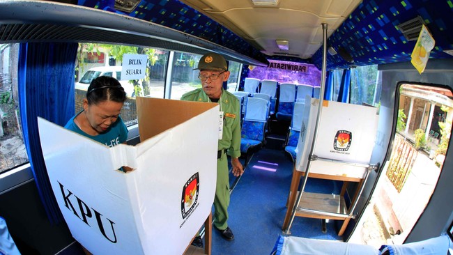 KPU DKI tidak dapat membeli alat pembaca kartu secara mendadak. Pilihan paling rasional untuk mencegah KTP palsu adalah meminjam card reader dari BPPT.