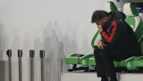 Dipecat Barca Bikin van Gaal Berlinang Air Mata