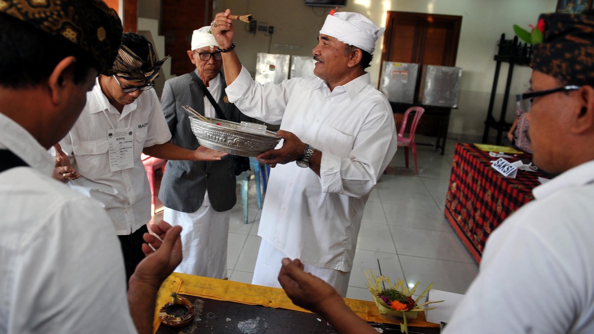 Beragam Polah di Pilkada Serentak