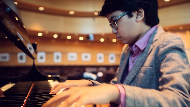Umurnya baru 12 tahun, tapi prestasinya jauh melampaui usianya. Kenalan yuk dengan pianis jazz muda ini, Joey Alexander namanya.