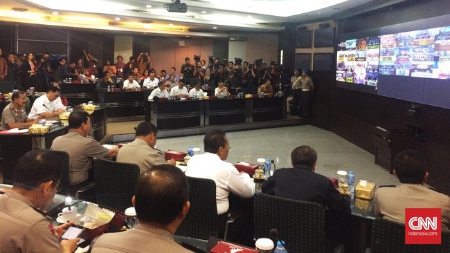 Di Kabupaten Keerom, Papua, ada warga memukul Ketua  Kelompok Penyelenggara Pemungutan Suara karena tak puas pada daftar pemilih tetap yang ada.