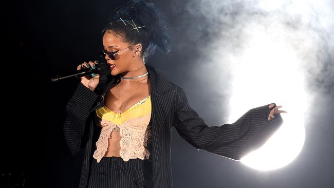 Area konser belakangan menjadi tempat favorit berburu Pokemon. Rihanna kesal melihat itu, dan melarang mereka main dari atas panggung konser.