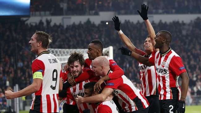 Keputusan wasit Danny Makkelie memberikan penalti kepada Ajax Amsterdam ke gawang Utrecht, membuat fan PSV Eindhoven marah dan merasa dirugikan.