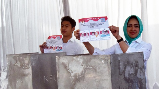 Airin didukung oleh enam partai politik. Ia kembali menggandeng wakilnya saat ini Benyamin Davnie untuk kembali memimpin Tangerang Selatan.