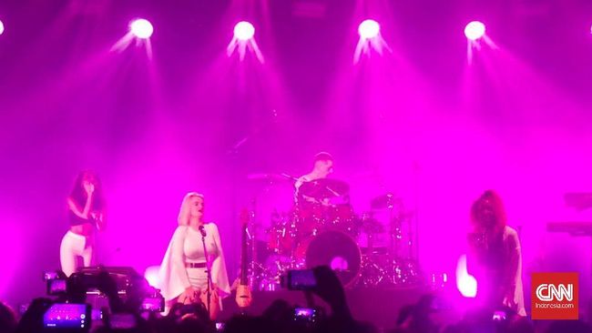 Nila pertama, Clean Bandit tidak tampil lengkap, sang vokalis dan cellis Grace Chatto harus kembali ke Inggris lebih dulu untuk mengobati penyakit saraf.