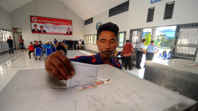 Badan Pengawas Pemilu (Bawaslu) meminta KPU untuk tidak mengabaikan kalangan yang memiliki hak suara di pemilu.