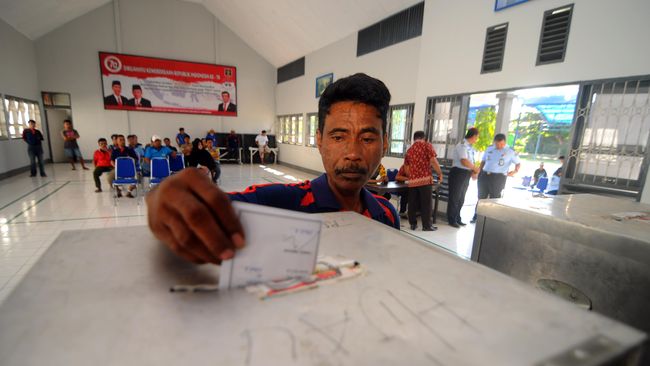 Evaluasi Pilkada Langsung, Polri Dinilai Masuk Ranah Politik Pengamat Kepolisian Khairul Fahmi menilai Polri telah menyalahi kepatutan ketika menginisiasi positif dan negatif pelaksanaan pilkada langsung.