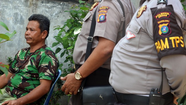 Peristiwa pengoyakan surat suara itu terjadi di TPS 21 Kelurahan Harjosari 2, Kecamatan Medan Amplas, Medan, Sumatera Utara. Pelaku digiring ke kantor polisi.