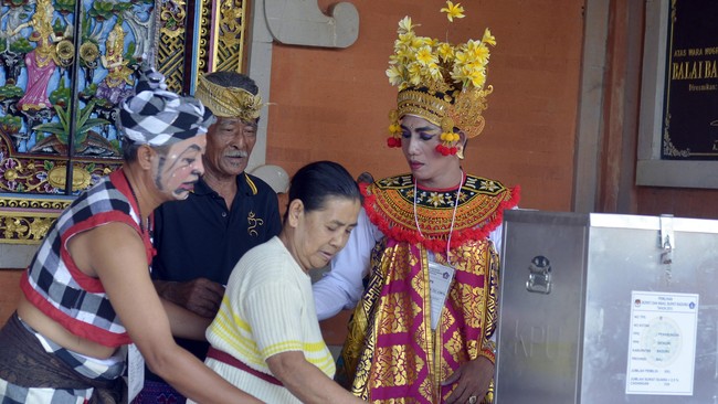 Partai politik hanya dapat membiayai calon kepala daerah yang mereka usung paling banyak Rp750 juta. Biaya kampanye dan debat ditanggung KPU.