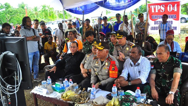 Untuk mengamankan Kabupaten Tolikara, Polda Papua mengerahkan 300 personel plus tambahan bantuan dua kompi di Mabes Polri.