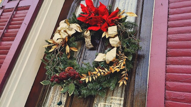 MUI Jatim menjamin tak ada aksi sweeping atribut natal oleh ormas jelang natal, namun meminta muslim untuk tidak ikut mengucapkan selamat natal.