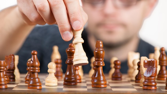 Levy Rozman alias GothamChess legawa dan tertawa melihat meme Squidward yang beredar di lini masa setelah pertandingan Dewa Kipas vs Irene Sukandar.