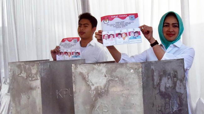 Airin disebut melakukan kecurangan dengan menggunakan kekuasaan sebagai petahana. Mulai dari penggunaan dana bansos hingga pengkondisian TPS jadi pokok perkara.