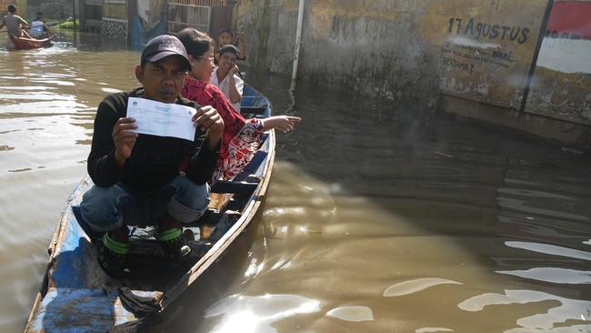 Hujan membuat sejumlah sungai di Jombang meluap. Tanggul Sungai Ngotok di dua desa tak kuat menahan arus air sehingga jebol sepanjang 75 meter.