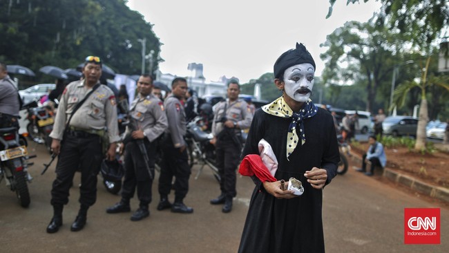 Alasan penangkapan 12 pekerja KontraS saat melakukan aksi damai saat hari HAM sedunia tidak jelas. KontraS melihat ada upaya menciptakan teror dan intimidasi.
