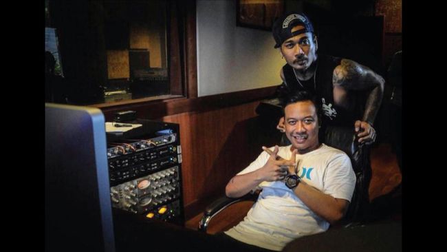 Sama-sama dilanda keprihatinan, dua sahabat masa kecil ini lalu merilis karya dalam bentuk lagu yang berjudul Samiya.