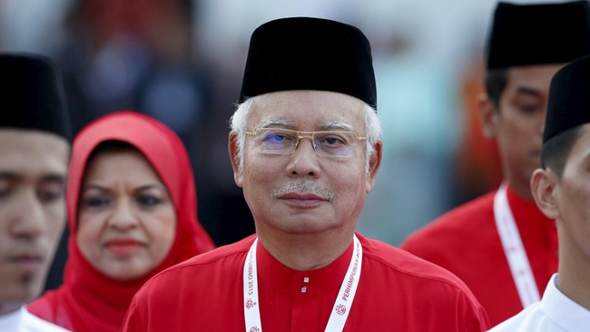 Bertepatan dengan hari jadi UMNO, Perdana Menteri Malaysia Najib Razak yang tersandung skandal korupsi memberi sinyal akan menggelar pemilu lebih cepat.