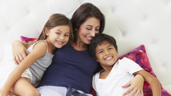 Dari predikat sosial sebagai seorang janda muda, serta bagaimana menyokong kehidupan anak tanpa suami. Apa saran psikolog tentang menjadi ibu tunggal?