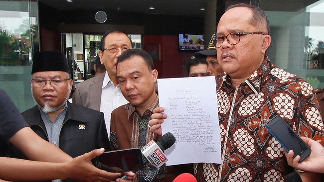 Penanganan perkara etik Setya Novanto di MKD menurut Sekretaris Umum PP Muhammadiyah Abdul Mu'ti harus segera dituntaskan.