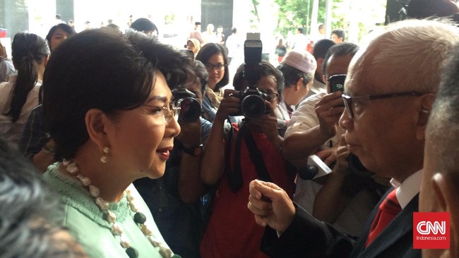 Penyanyi kawakan itu menunjukkan hubungan persahabatannya dengan Kaligis. Titiek pun mengungkapkan dukungan Kaligis atas beberapa permasalahannya.