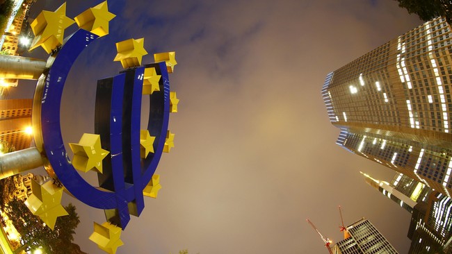 Keputusan Bank Snetral Eropa pertahankan suku bunga rendah dan pangkas pembelian obligasi tekan bursa dan euro. Euro melemah hampir ke sebagian besar mata uang.
