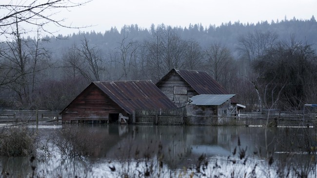 Hujan desar melanda negara bagian Oregon, AS, menyebabkan banjir, longsor, serta terputusnya aliran listrik bagi sekitar 63 ribu warga.