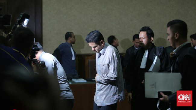 Tak hanya menerima hadiah berupa uang tunai lebih dari Rp 17 miliar, Bekas Bendahara Umum Partai Demokrat ini juga menerima 19 lembar cek senilai Rp 23 miliar.