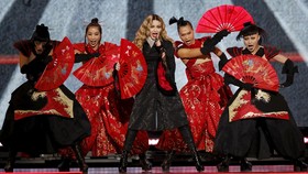 Insiden Buah Dada Tersembul di Konser Madonna
