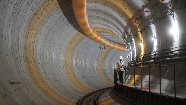 Sejumlah perubahan rencana memunculkan biaya tambahan pada proyek MRT. Pemprov DKI Jakarta berencana meminta dana dari JICA untuk menutup kebutuhan uang itu.