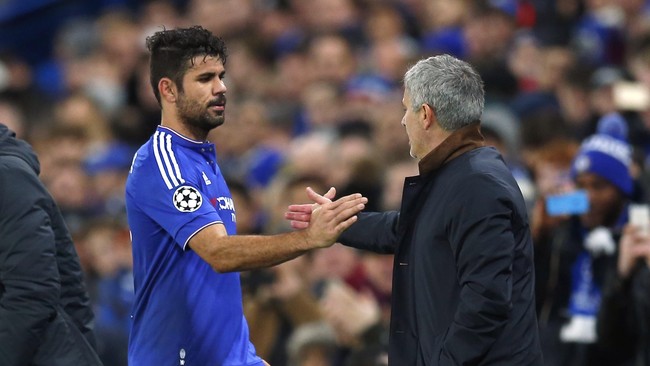 Jose Mourinho dipecat dari jabatannya sebagai pelatih Chelsea, karena hal itu lebih mudah bagi Roman Abramovich ketimbang memecat 22 pemain.