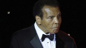 Kondisi Muhammad Ali Memburuk, Dibantu Alat Pernapasan