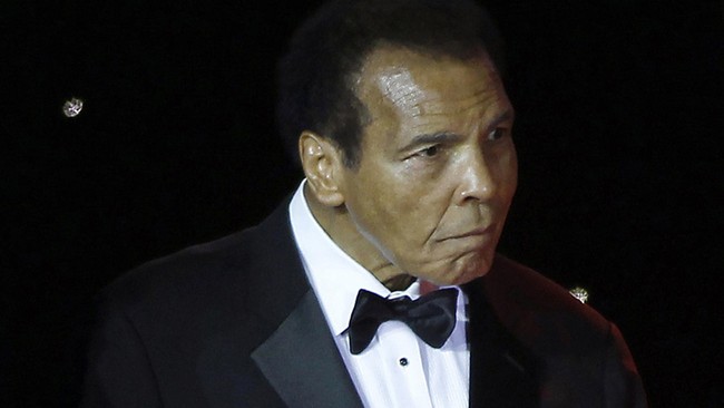 Legenda tinju Amerika Serikat itu kini dilaporkan berada dalam kondisi kritis, dan bertahan hidup dengan alat bantu pernapasan.