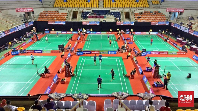 Sejumlah keluhan terlontar dari mulut para peserta Kejurnas Bulutangkis 2015, mulai dari kondisi lapangan, angin, hingga susunan lapangan.
