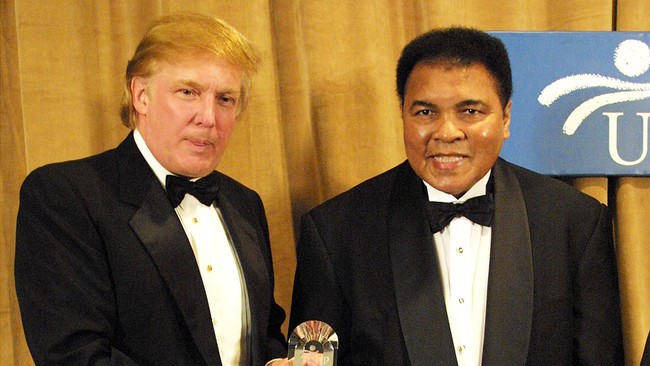 Donald Trump mengatakan tidak ada atlet Muslim di AS, padahal dia pernah berfoto dengan Muhammad Ali, Mike Tyson dan Shaquille O'Neil.