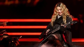 Bermimpi Liburan Bersama Anak, Madonna Datangi Pengadilan