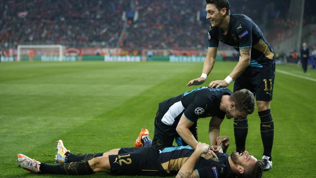 Sempat diprediksi akan tersingkir di fase grup, Arsenal mampu memanfaatkan peluang kecil untuk menang 3-0 dan mendapatkan satu tiket ke-16 Besar.