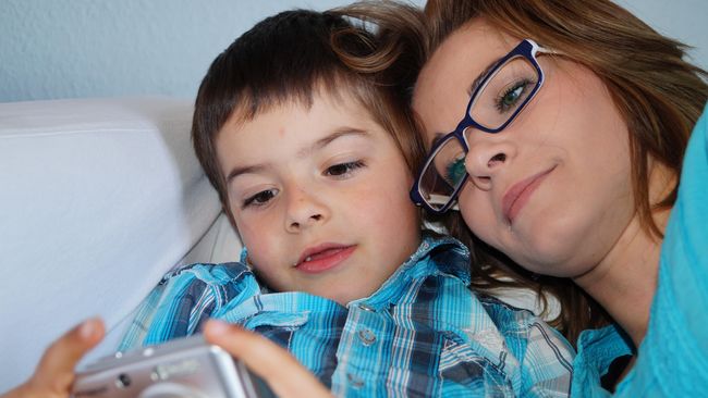 Penggunaan gadget atau ponsel pada anak yang tidak dipantau dapat berakibat buruk bagi tumbuh kembang anak.