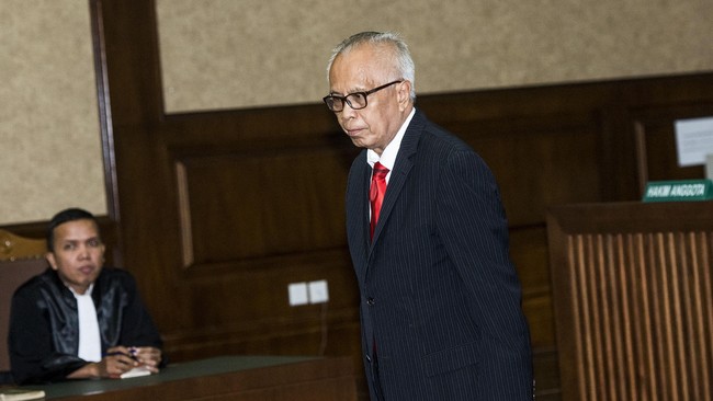 OC Kaligis panik setelah KPK melakukan tangkap tangan tiga hakim PTUN Medan, dan mengatur rencana meloloskan diri dari jerat hukum di Bandara Kualanamu, Medan.