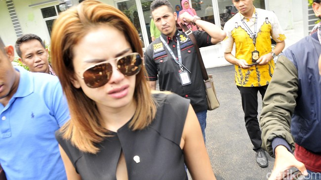 Pengacara Nikita Mirzani membantah kliennya terlibat prostitusi artis. Nikita berada di Hotel Kempinski semalam, kata sang pengacara, untuk urusan pekerjaan.