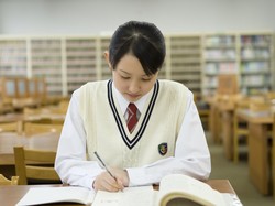 10 Lagu K-Pop yang Jangan Didengarkan Saat Belajar