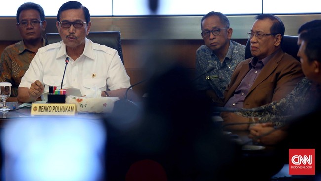 Luhut cukup geram dengan polemik yang berkembang belakangan. Namun ia tegaskan untuk segera mengakhiri kisruh dan tak lagi untuk bergaduh.