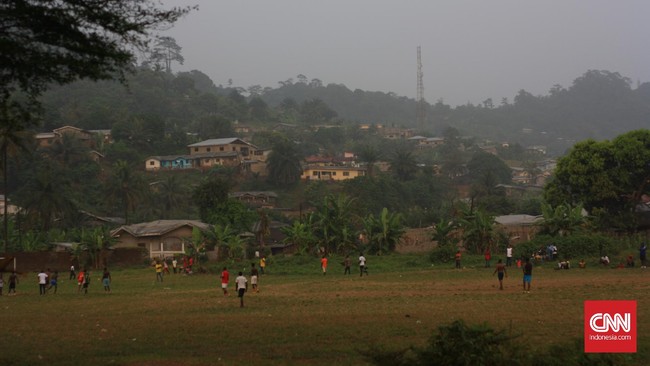 Meniti Matahari Senja di Pinggir Pantai Douala, Kamerun