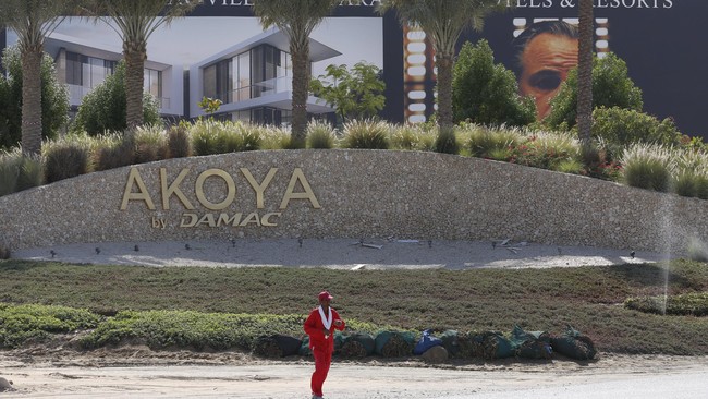 Foto Trump dan namanya diturunkan oleh DAMAC Properties yang saat ini tengah membangun kompleks golf senilai US$6 miliar bekerja sama dengan perusahaan Trump.