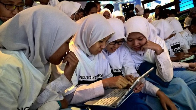 Kebutuhan coder sangat tinggi, sehingga anak muda tak perlu sampai ke universitas untuk berprofesi sebagai coder.