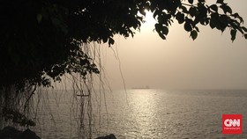 Meniti Matahari Senja di Pinggir Pantai Douala, Kamerun