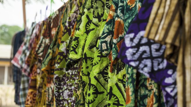 Batik memang diakui dunia sebagai warisan budaya tak benda dari Indonesia. Namun ini tak berarti kalau batik cuma ada di Indonesia saja.