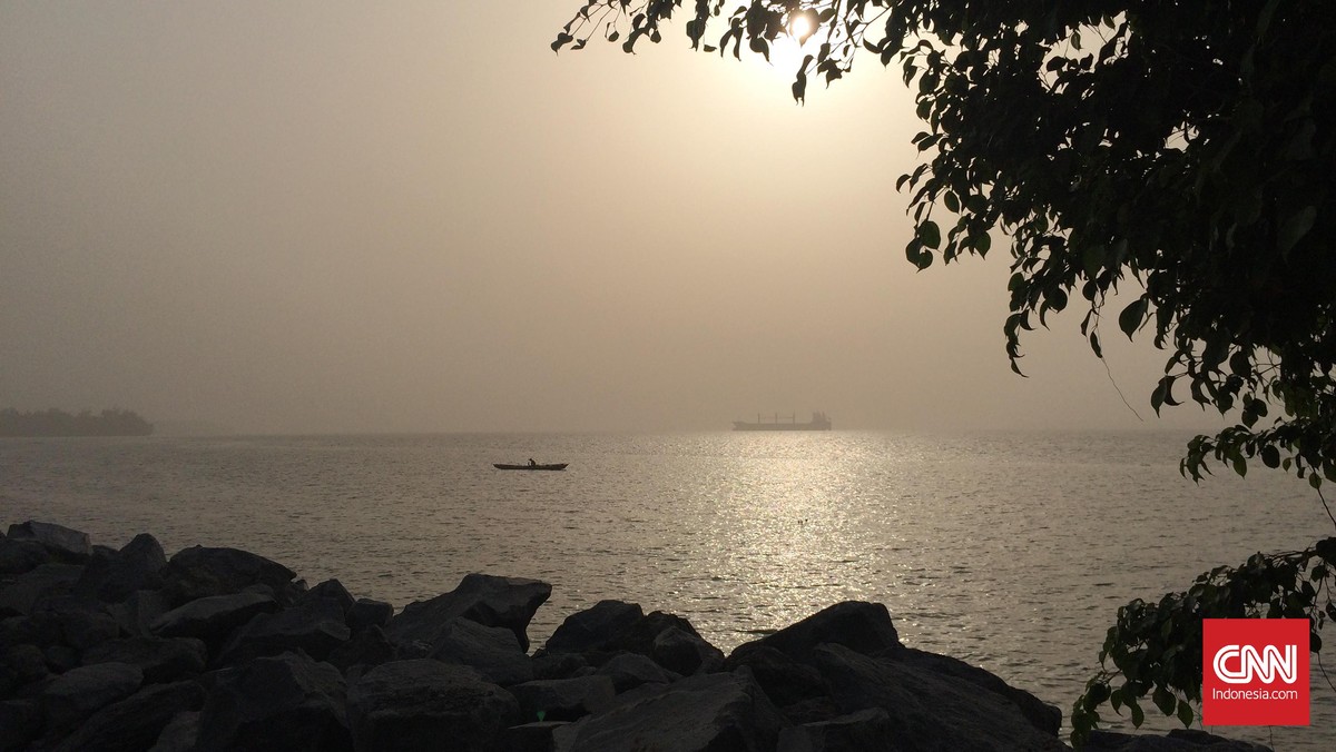 Meniti Matahari Senja di Pinggir Pantai Douala, Kamerun