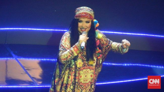 Titi DJ mengaku ia menjadi lebih dekat dengan anak semenjak imbauan tetap di rumah demi menekan angka pandemi Covid-19 diberlakukan.