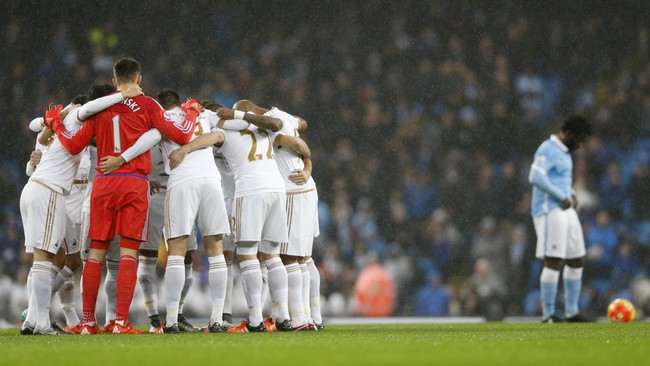 Wilfried Bony membuka keunggulan Manchester City atas mantan timnya Swansea City pada babak pertama di Stadion Etihad.
