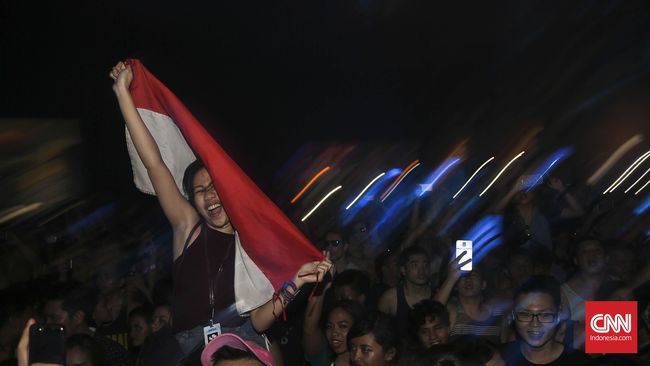Warga Jakarta mulai terbiasa menghadapi aksi demo. Sebagian besar tampaknya lebih khawatir akan hujan dan kemacetan lalu lintas.